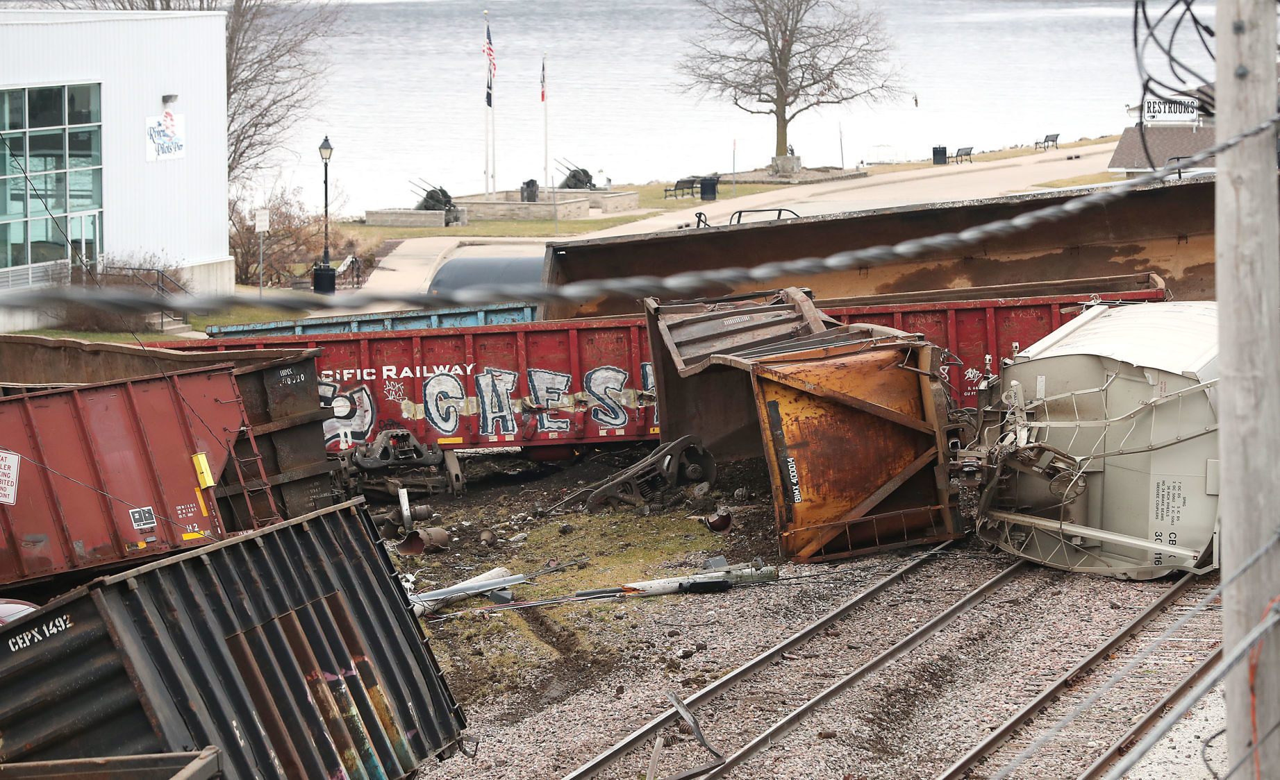 010320-qc-train-derail-014